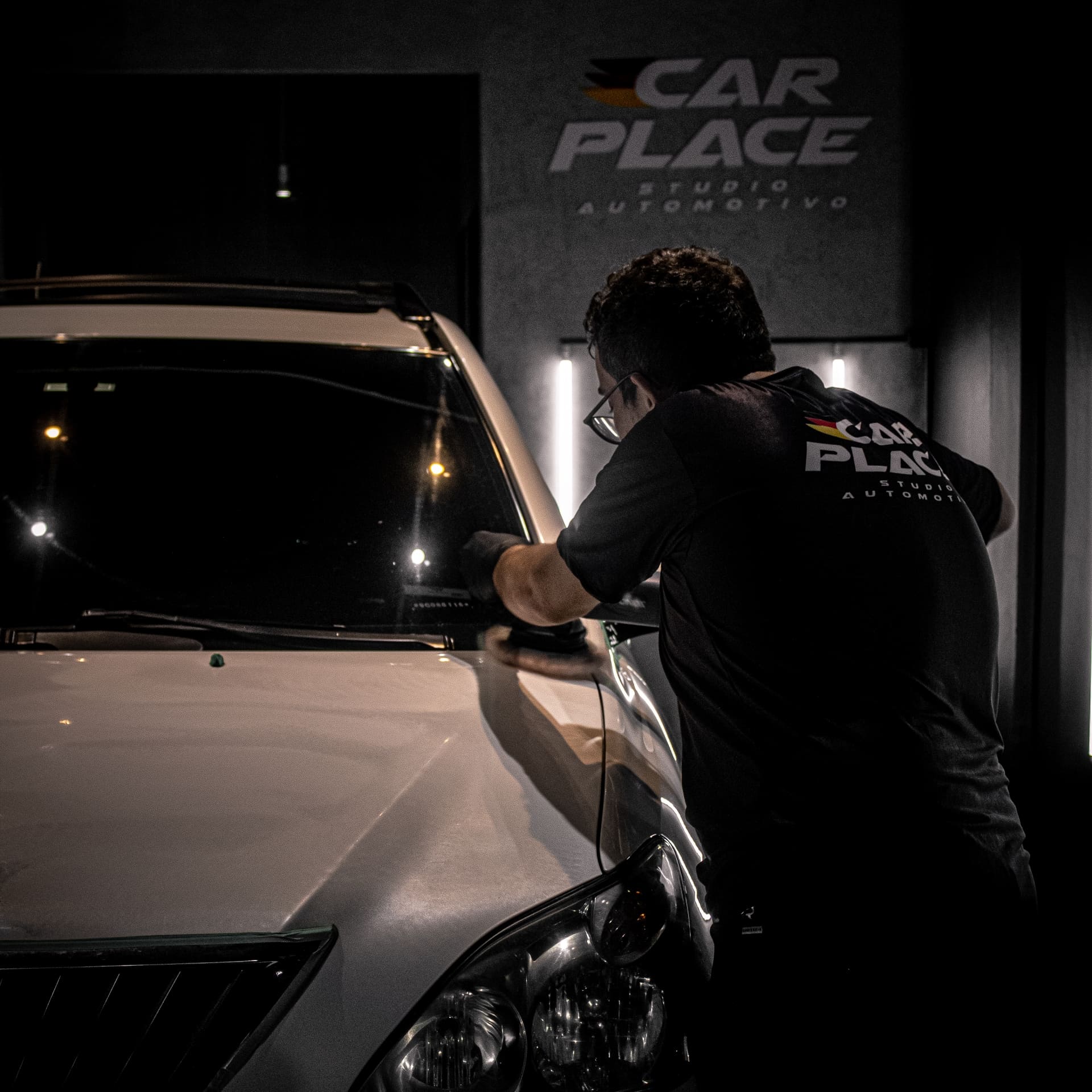 Funcionário polindo carro